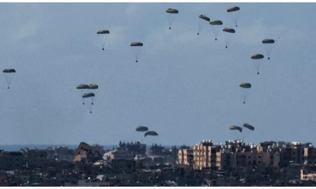 ASÍ CAE LA AYUDA HUMANITARIA DESDE LOS AVIONES SOBRE GAZA