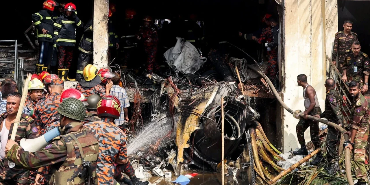 AVIÓN DE ENTRENAMIENTO MILITAR SE ESTRELLA EN UNA ESCUELA Y DEJA 19 FALLECIDOS EN BANGLADESH