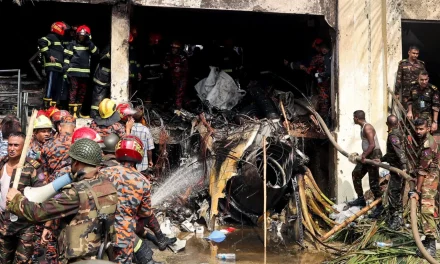 AVIÓN DE ENTRENAMIENTO MILITAR SE ESTRELLA EN UNA ESCUELA Y DEJA 19 FALLECIDOS EN BANGLADESH