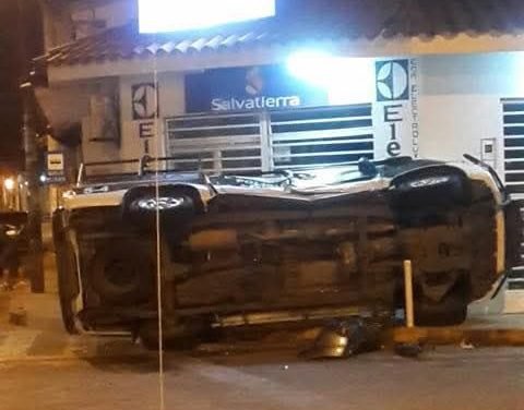 CAMIONETA POLICIAL VUELCA TRAS CHOQUE EN EL CENTRO DE SANTA CRUZ