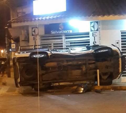 CAMIONETA POLICIAL VUELCA TRAS CHOQUE EN EL CENTRO DE SANTA CRUZ