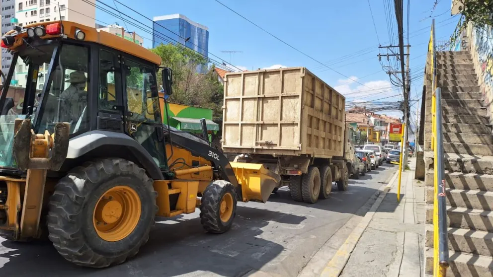 FALTA DE DIÉSEL PROVOCA FILAS EN SURTIDORES Y RECLAMOS EN TERMINALES TERRESTRES DEL EJE DEL PAÍS