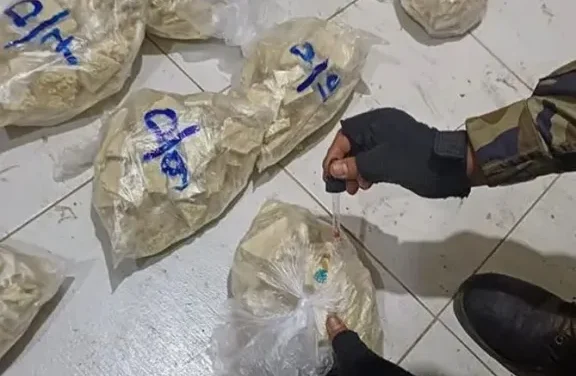 POLICÍAS Y NARCOS SE ENFRENTAN A BALAS DURANTE LA INTERVENCIÓN DE UNA FÁBRICA DE DROGA EN EL CHAPARE