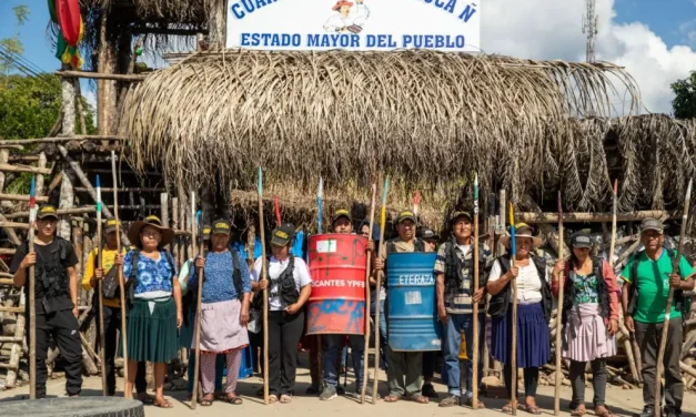 DOS MIL PERSONAS CON ESTACAS, ESCUDOS Y LANZAS PROTEGEN EL ÚLTIMO FORTÍN DE EVO MORALES