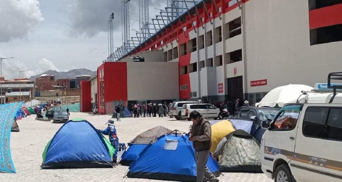 LA GENTE DUERME EN VILLA INGENIO PARA COMPRAR ENTRADAS PARA EL PARTIDO BOLIVIA -BRASIL