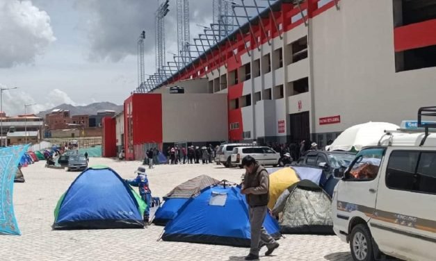LA GENTE DUERME EN VILLA INGENIO PARA COMPRAR ENTRADAS PARA EL PARTIDO BOLIVIA -BRASIL