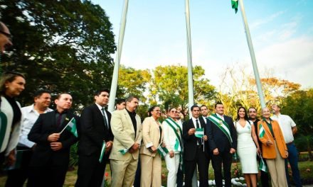 ALCALDE IZA BANDERA CRUCEÑA EN LA QUINTA MUNICIPAL POR SUS 161 AÑOS DE CREACIÓN