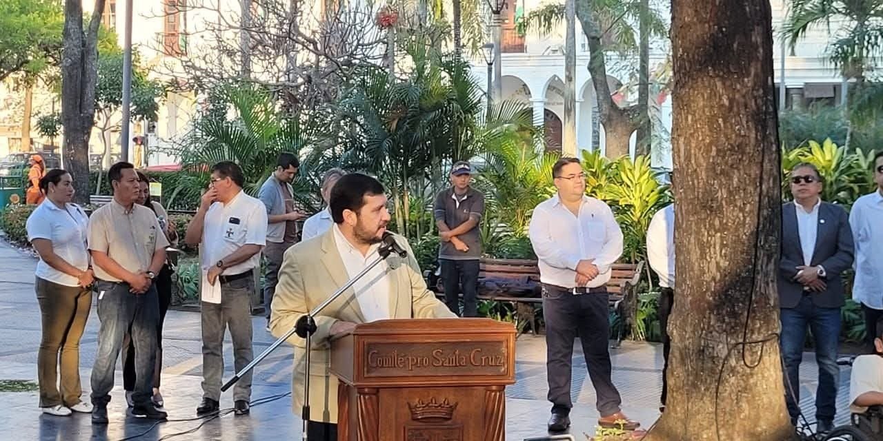 CON LÁGRIMAS PRESIDENTE CÍVICO LLAMA A UNIDAD, EN LOS 161 AÑOS DE CREACIÓN DE BANDERA CRUCEÑA