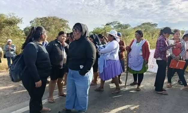 BLOQUEO EN SAN JULIÁN VECINOS Y PADRES DE FAMILIA EXIGEN EQUIPAMIENTO PARA UNIDAD EDUCATIVA