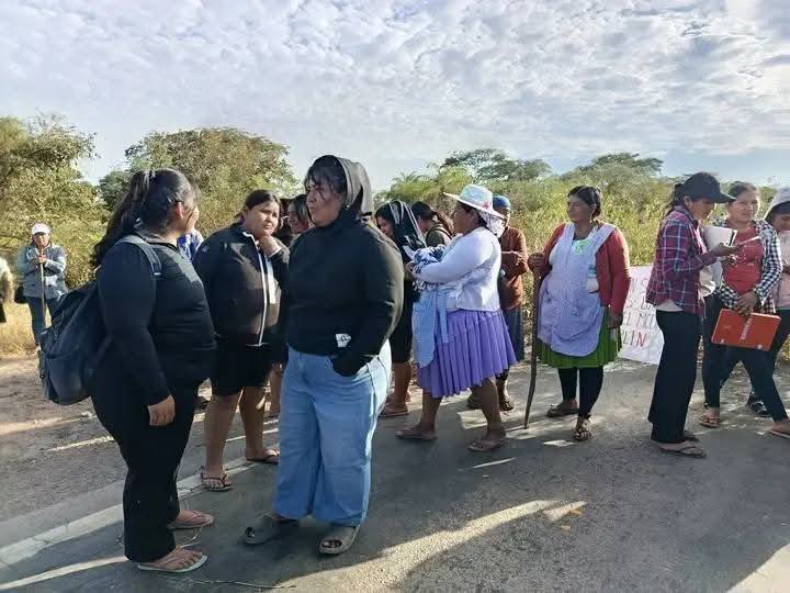 BLOQUEO EN SAN JULIÁN VECINOS Y PADRES DE FAMILIA EXIGEN EQUIPAMIENTO PARA UNIDAD EDUCATIVA