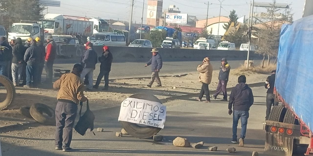 TRANSPORTE PESADO BLOQUEAN AV. 6 DE MARZO, EN EL ALTO POR LA FALTA DE COMBUSTIBLE