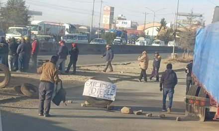 TRANSPORTE PESADO BLOQUEAN AV. 6 DE MARZO, EN EL ALTO POR LA FALTA DE COMBUSTIBLE