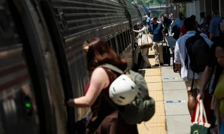 318 PASAJEROS ESTÁN  ATRAPADOS EN UN TREN SIN AIRE ACONDICIONADO Y EN PLENA OLA DE CALOR