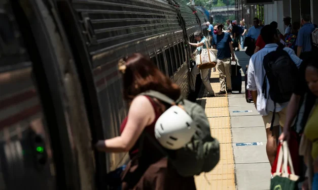 318 PASAJEROS ESTÁN  ATRAPADOS EN UN TREN SIN AIRE ACONDICIONADO Y EN PLENA OLA DE CALOR