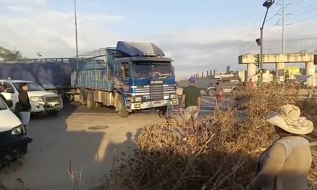 VECINOS BLOQUEAN A LA ALTURA DE LA PIL EXIGEN FINALIZACIÓN DEL PASO A DESNIVEL