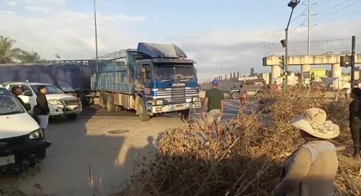 VECINOS BLOQUEAN A LA ALTURA DE LA PIL EXIGEN FINALIZACIÓN DEL PASO A DESNIVEL