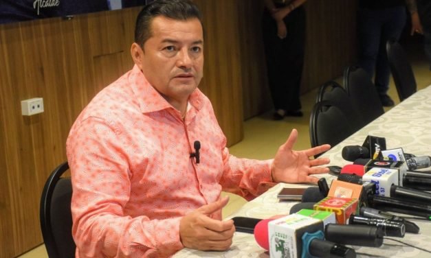 CONCEJALES CUESTIONAN VIAJE DEL ALCALDE SIN SUPLENTE NI APROBACIÓN OFICIAL