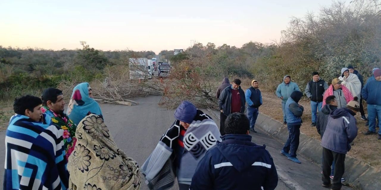 COMUNARIOS BLOQUEAN EN CHARAGUA; SALIDAS DE BUSES SON NORMALES