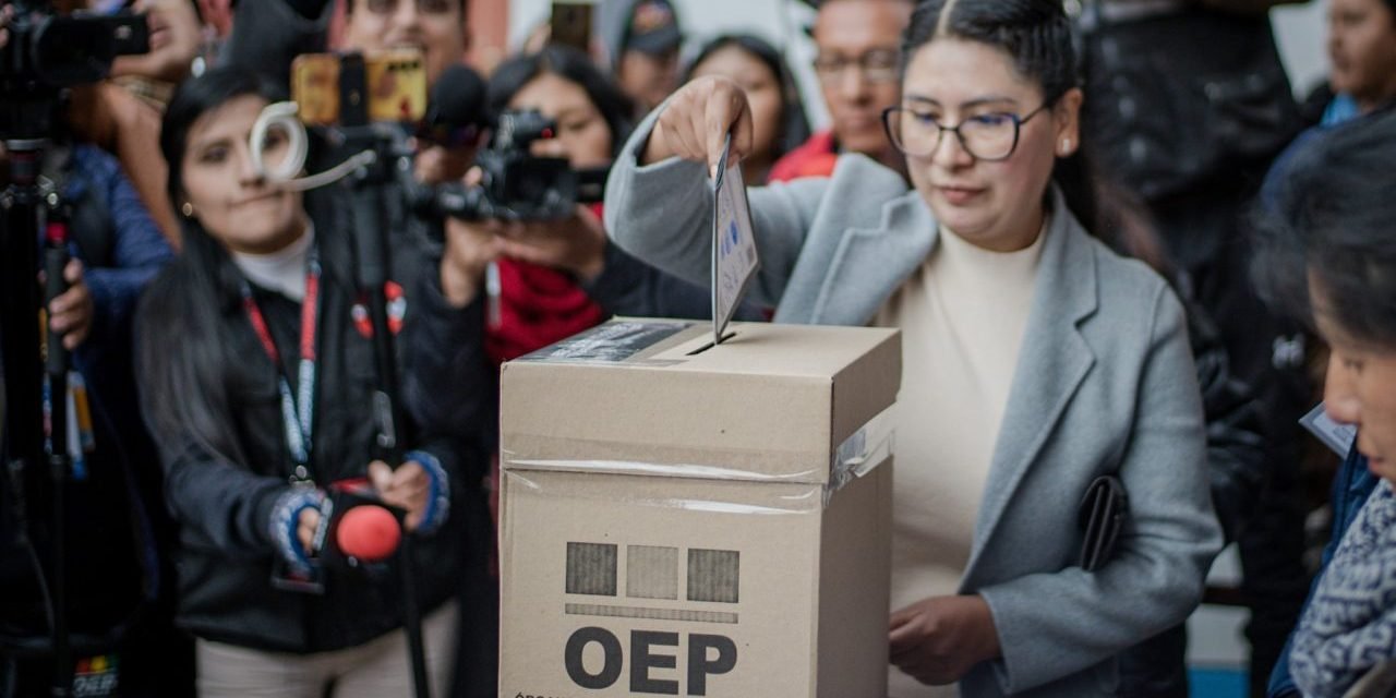 EVA COPA EMITIÓ SU VOTO EN EL ALTO EN MEDIO DE SILBIDOS