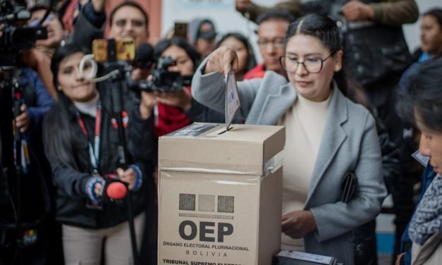 EVA COPA EMITIÓ SU VOTO EN EL ALTO EN MEDIO DE SILBIDOS