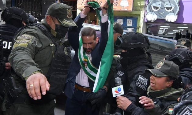 CAMACHO COMPARECE ANTE LA JUSTICIA EN LA PAZ CON SU INVESTIDURA DE GOBERNADOR