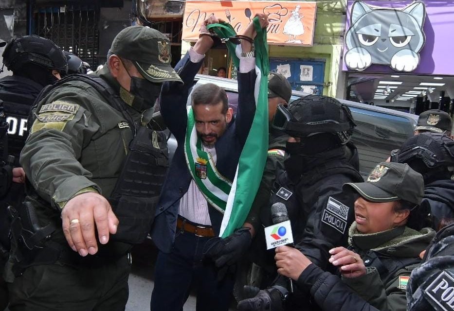 CAMACHO COMPARECE ANTE LA JUSTICIA EN LA PAZ CON SU INVESTIDURA DE GOBERNADOR