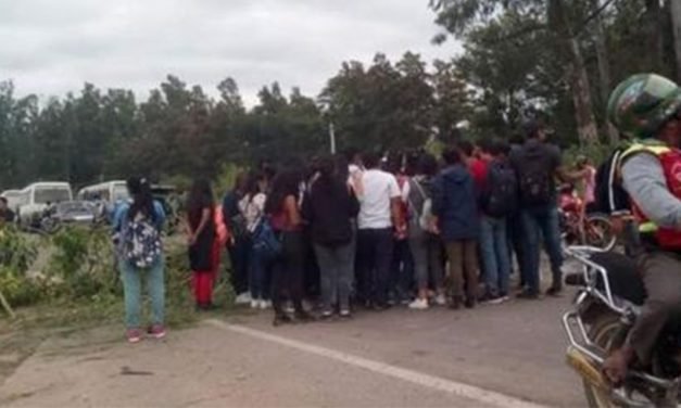 ESTUDIANTES BLOQUEAN RUTA SANTA CRUZ–YACUIBA; SE REGISTRAN PELEAS Y ACCIDENTE DE TRÁNSITO
