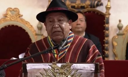 CHOQUEHUANCA DENUNCIA MANIPULACIÓN POLÍTICA Y ES ABUCHEADO EN ACTO POR EL BICENTENARIO