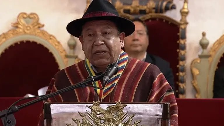 CHOQUEHUANCA DENUNCIA MANIPULACIÓN POLÍTICA Y ES ABUCHEADO EN ACTO POR EL BICENTENARIO