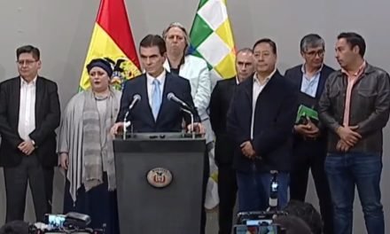 PAZ SE REÚNE CON ARCE, HABLAN DE TRANSICIÓN Y PROPONE RETIRO DE TUTO