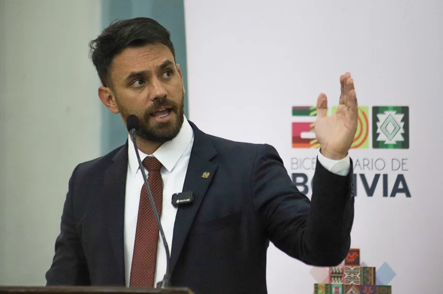 DEL CASTILLO RESALTA EL APORTE DE LOS SERVIDORES PÚBLICOS Y PIDE SU VOTO