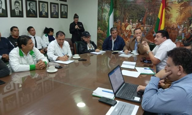 CÍVICOS Y PERSONAL DE SALUD BUSCAN SALIDA AL PARO MÉDICO