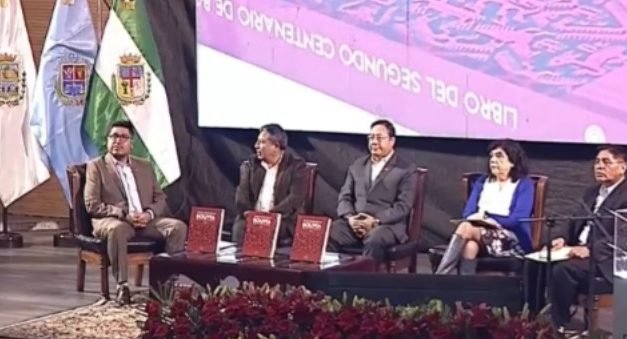 GOBIERNO PRESENTA LIBRO DEL SEGUNDO CENTENARIO Y DEFIENDE MODELO DE ESTADO