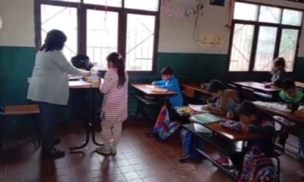 ESTUDIANTES DE SANTA CRUZ RETORNAN A CLASES PRESENCIALES