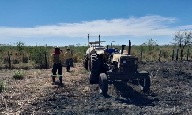 BOMBEROS DE LA GOBERNACIÓN SOFOCAN INCENDIO EN LA CARRETERA BIOCEÁNICA