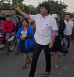 EVO LLEGA A VILLA 14 PARA EJERCER SU DERECHO AL VOTO