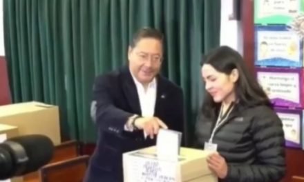 PRESIDENTE LUIS ARCE EMITE SU VOTO EN RECINTO ELECTORAL DE MIRAFLORES