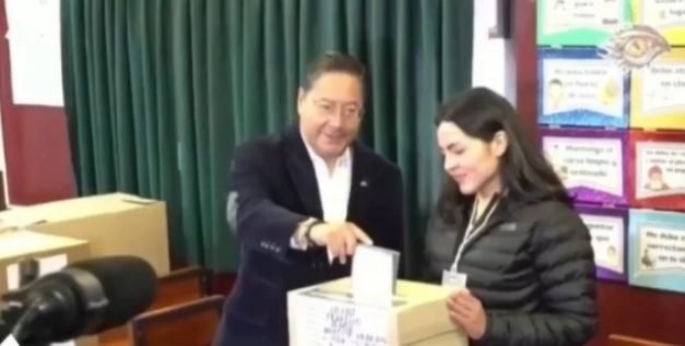 PRESIDENTE LUIS ARCE EMITE SU VOTO EN RECINTO ELECTORAL DE MIRAFLORES