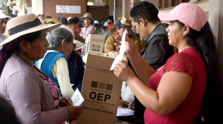 TED TRASLADA 18 RECINTOS Y 192 MESAS EN SANTA CRUZ