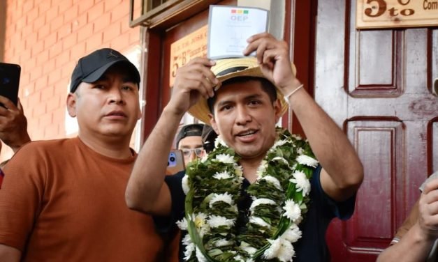 ANDRÓNICO ES ATACADO CON PIEDRAS AL VOTAR EN ENTRE RÍOS