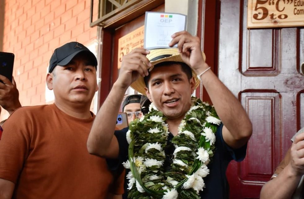 ANDRÓNICO ES ATACADO CON PIEDRAS AL VOTAR EN ENTRE RÍOS