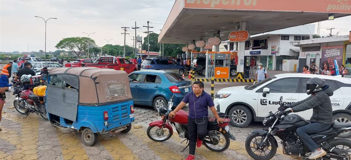 EMERGENCIA EN ESTACIONES DE SERVICIO POR FALTA DE DIÉSEL EN SANTA CRUZ