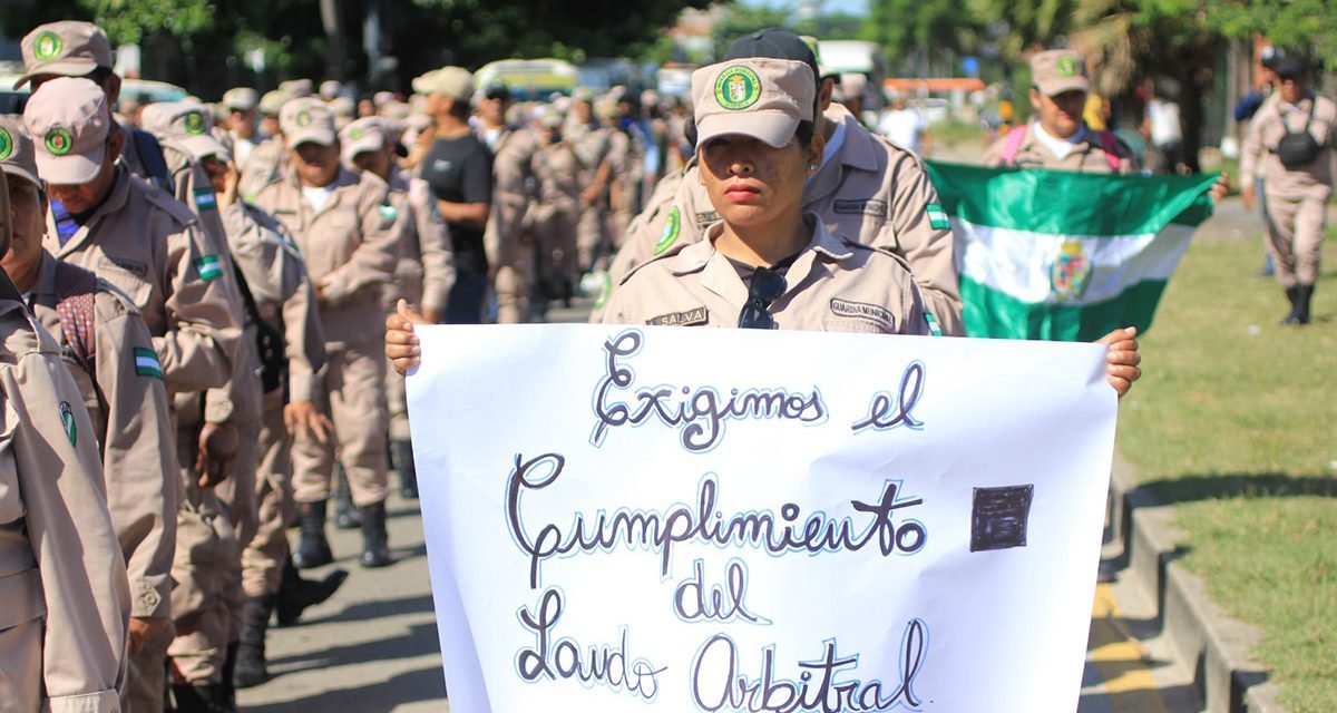 GENDARMES PROTESTAN EN CIERRE DE CAMPAÑA DE JHONNY FERNÁNDEZ