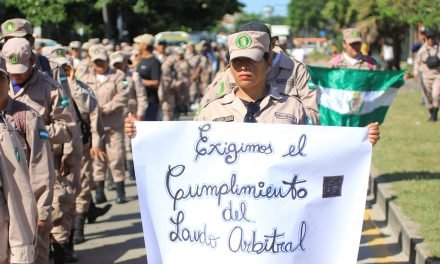 GENDARMES PROTESTAN EN CIERRE DE CAMPAÑA DE JHONNY FERNÁNDEZ
