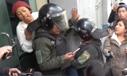 PELEA ENTRE SEGUIDORES DE CAMACHO Y ACTIVISTAS DE SENKATA FRENTE AL TRIBUNAL