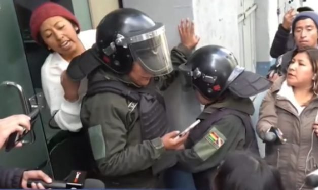 PELEA ENTRE SEGUIDORES DE CAMACHO Y ACTIVISTAS DE SENKATA FRENTE AL TRIBUNAL
