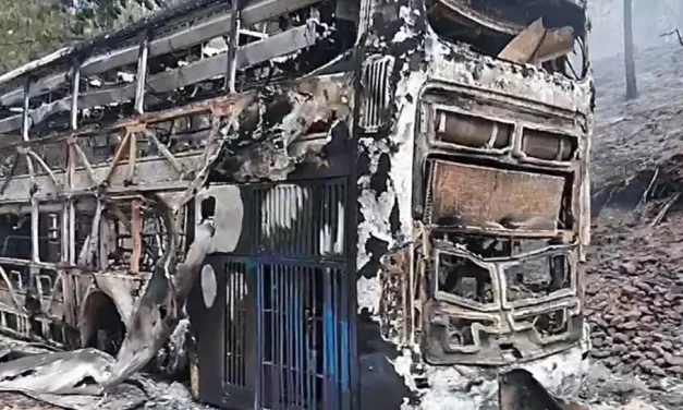 INCENDIO DE BUS MILITAR GENERA FUEGO FORESTAL EN RUTA A SUCRE