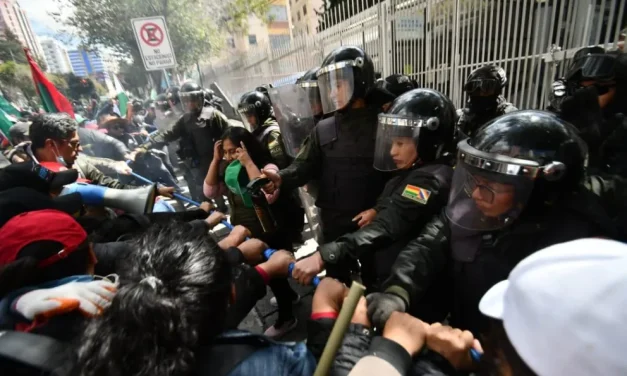 PROTESTA DOCENTE EN LA PAZ TERMINA CON DESALOJO POLICIAL