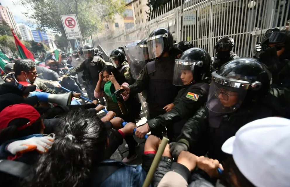 PROTESTA DOCENTE EN LA PAZ TERMINA CON DESALOJO POLICIAL