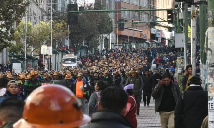 MINEROS COOPERATIVISTAS TOMARON LAS CALLES DE LA PAZ POR FALTA DE DIÉSEL